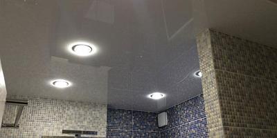 Глянцевый потолок в ванную